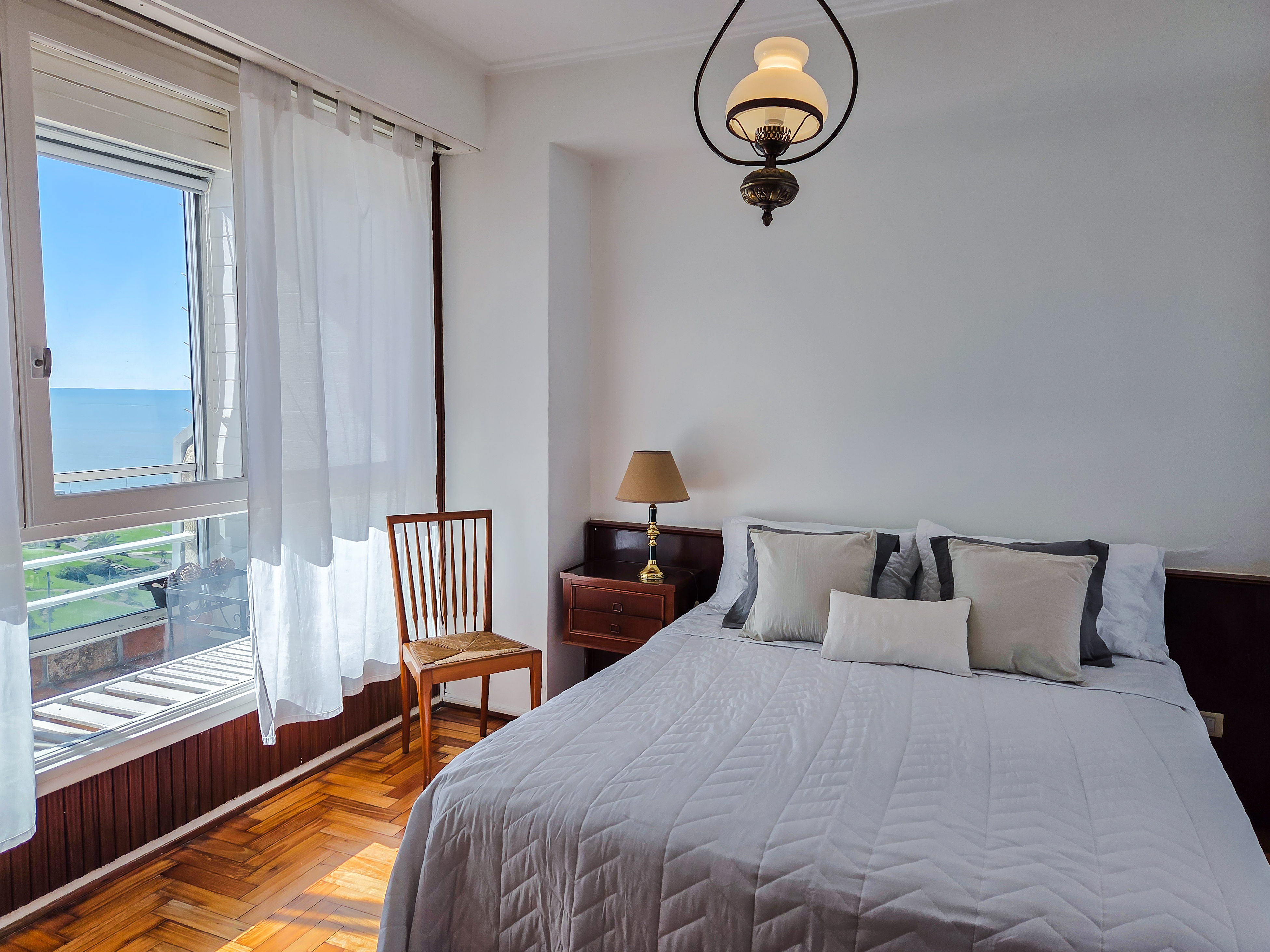 Roca 10 · dormitorio principal con cama matrimonial