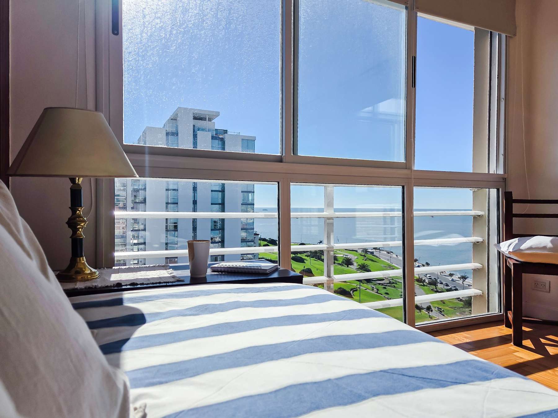 Roca 10 · dormitorio chico con vista al mar